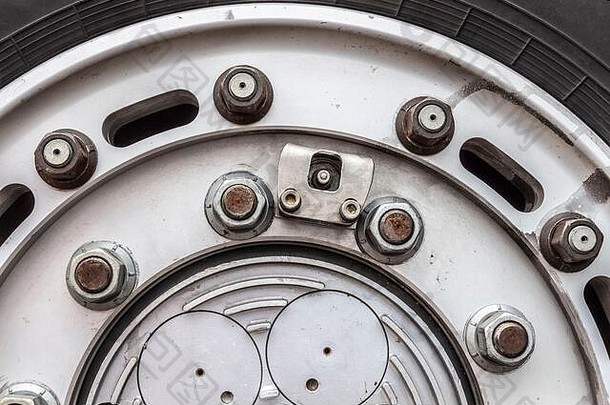 重型越野赛车的车轮特写镜头。