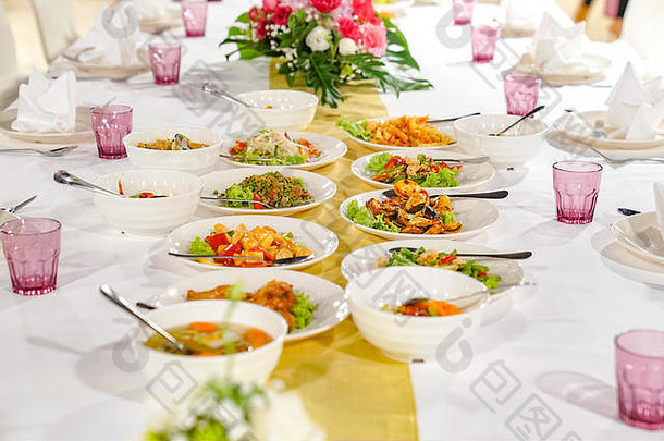 午餐或晚餐在餐厅吃简单的泰国菜。