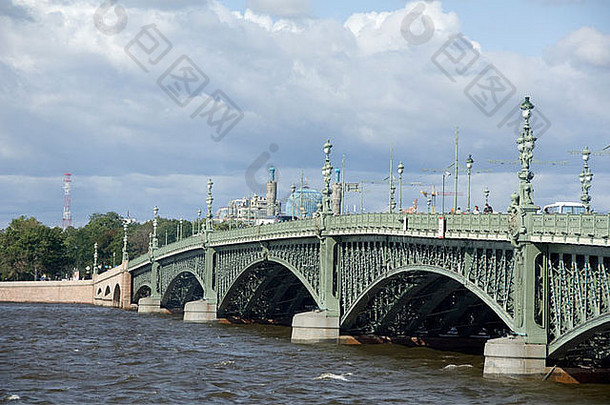俄罗斯，圣彼得堡，历史城市中心，涅瓦河上的埃菲尔桥。（RF）