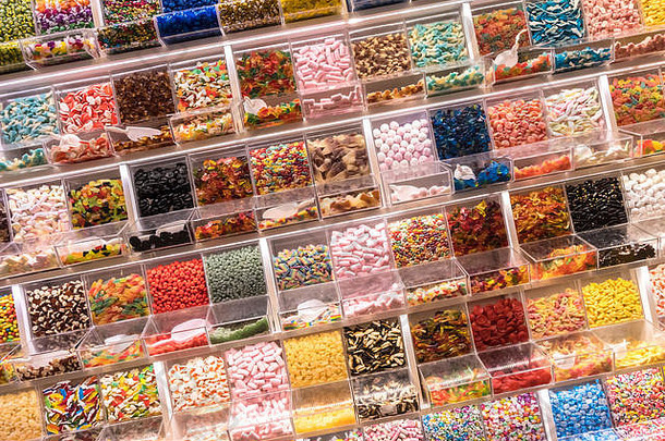 市场上的糖果陈列。自助服务的各种糖果。