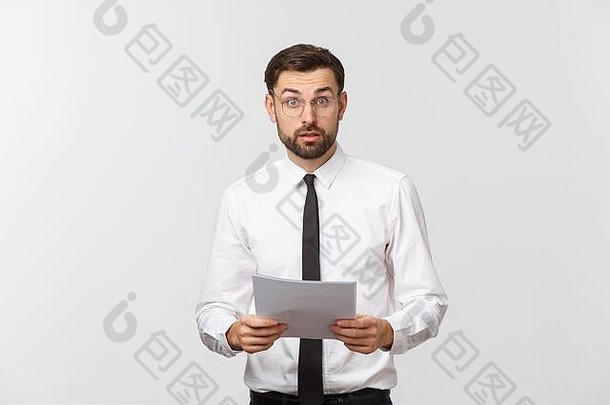 年轻的业务男人。写作剪贴板英俊的商人穿优雅的西装领带孤立的白色背景