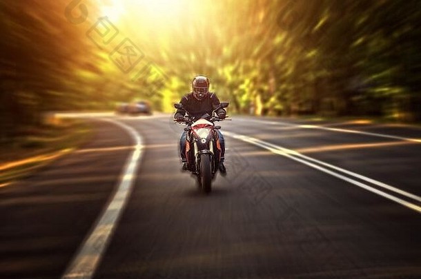 摩托车旅行美丽的夏天一天