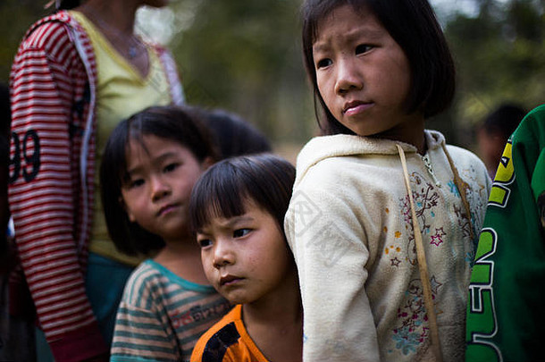 泰国KAMPHAENGPHET——2014年1月8日，泰国所有少数民族都非常贫穷，但有着美丽的文化，这些儿童的Karen非常可爱