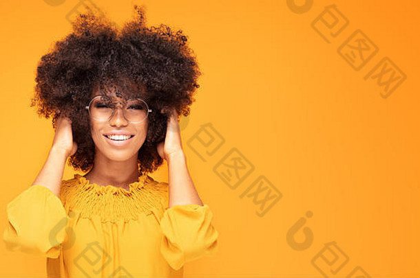快乐非洲美国女人微笑年轻的情感非洲式发型女人人类情绪面部表达式概念