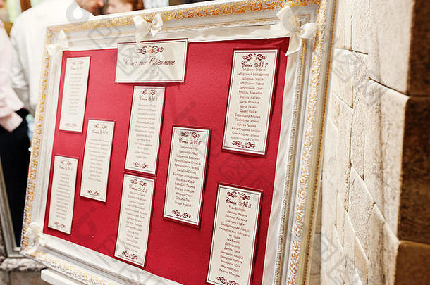 红色和金色的结婚板，上面有名片。