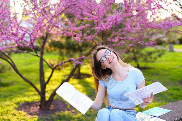 快乐的学生享受阅读论文春天公园