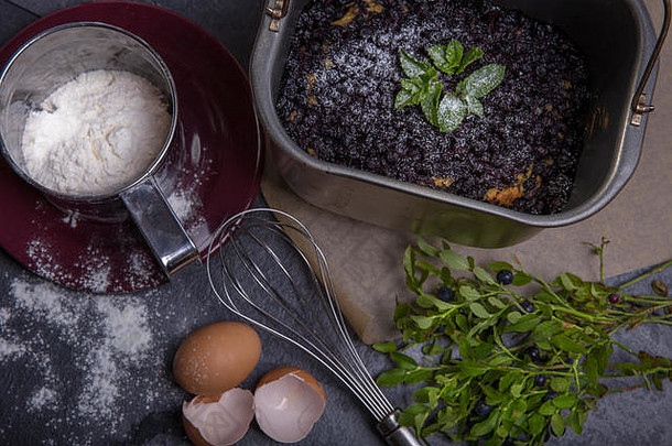 产品烘焙蛋糕面粉鸡蛋新鲜的浆果蛋糕蓝莓烤面包制造商表格乡村风格