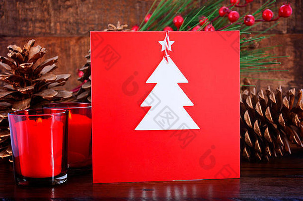 手工制作的圣诞节问候卡断路形状自然卡夫纸古董木表格节日装饰