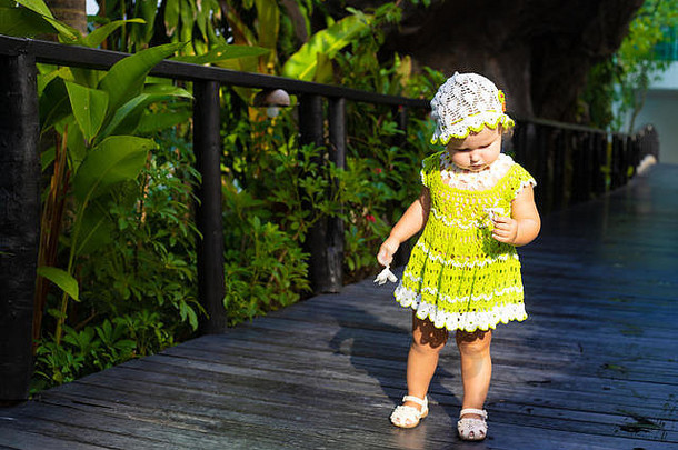 女孩针织衣服洋甘菊绿色叶子概念孩子们时尚