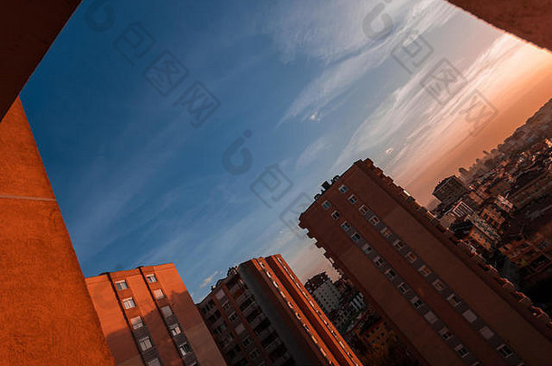日落时，公寓楼的轮廓映衬着五颜六色的天空