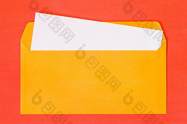 打开橙色信封，用红色背景的空白纸