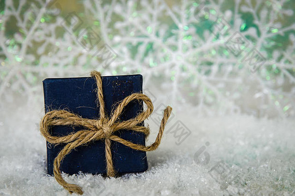 简单的蓝色圣诞盒，金色背景，内<strong>有惊喜</strong>