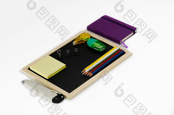 笔记本，黑板，纸刀，荧光笔，彩色铅笔，修正笔，活页夹，卷笔刀，白色背景上的记忆笔记