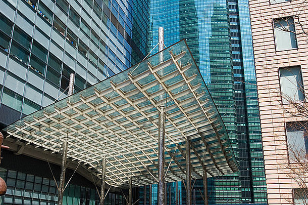 日本东京Shiodome区弧形雨棚办公楼的现代设计