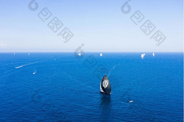 撒丁岛-意大利-2018年9月21日。意大利撒丁岛赛船会期间，一艘美丽的帆船在地中海上航行的鸟瞰图。