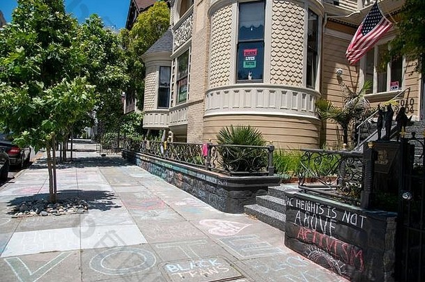 这个太平洋高楼的主人在旧金山面对一个种族主义的邻居。许多其他人也表示支持他。