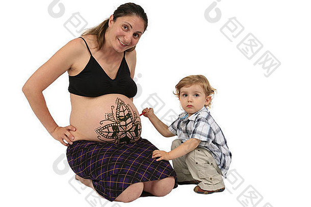 小男孩盯着指甲花纹肚子怀孕了女人