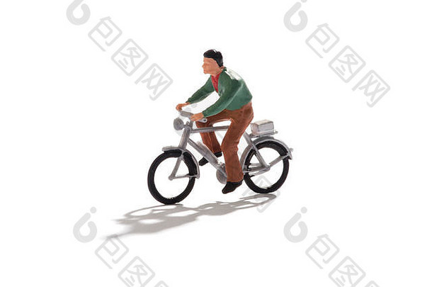 微型男人。骑自行车孤立的白色复制空间影子概念上的环保运输健康的活跃的生活方式