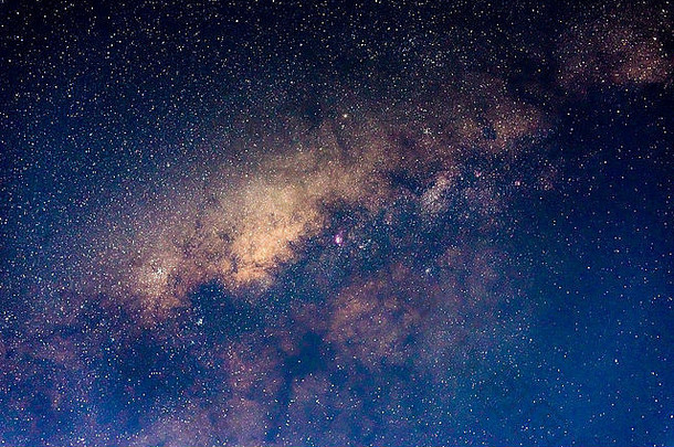 银河系的美丽和清澈，以及它五彩缤纷的核心的特写镜头。在4000米fr处捕获的长曝光