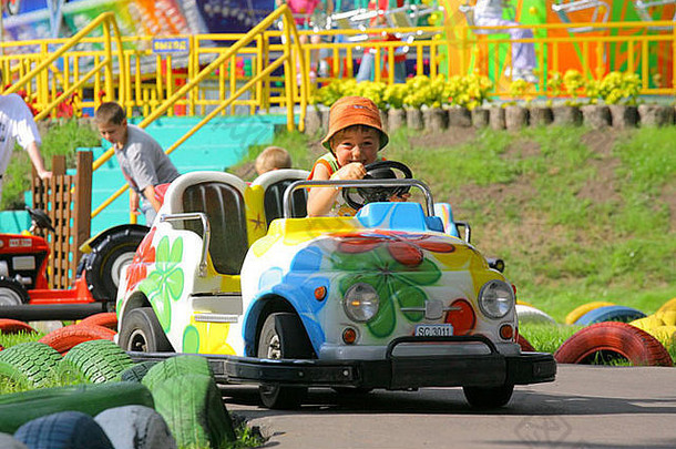 男孩开车玩具汽车divoostrov俄罗斯