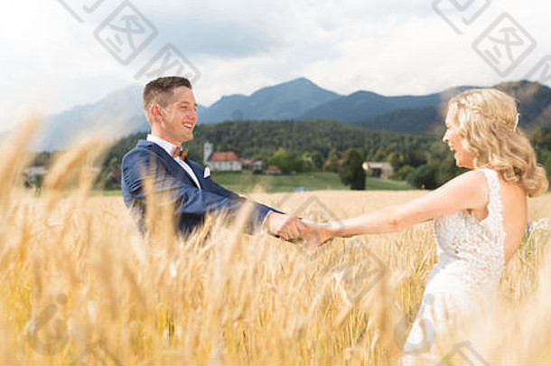 新郎新娘持有手小麦场斯洛维尼亚语农村