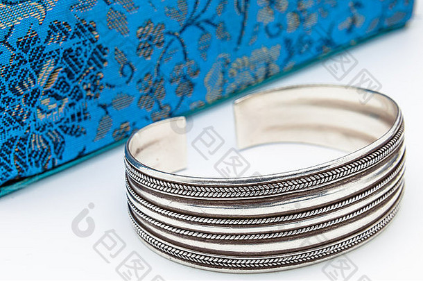 银时尚手镯蓝色的珠宝盒子