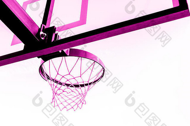 在白色背景上隔离的篮球圈。粉红色滤光片。