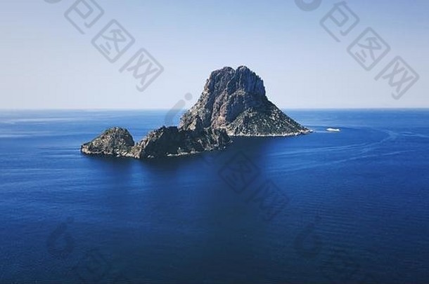 Es Vedrá的鸟瞰图，西班牙伊维萨岛附近西南海岸的一个岩石小岛。这个无人岛是卡拉德霍特自然保护区的一部分。2018年4月18日