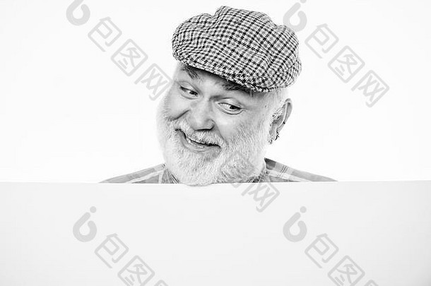 疯狂的样子。戴复古帽子的快乐成熟男人。广告大胡子老人在横幅上张贴公告。广告店。找工作。我需要帮助。受通缉的空间信息。