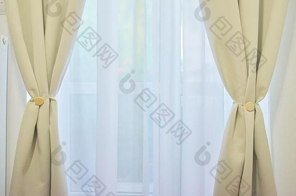窗户采用浅灰色敞开窗帘，白色面纱薄纱，放置文字，空间。