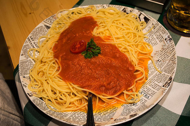 意大利面番茄酱汁肉切碎陶瓷板服务晚餐餐厅刘德村提洛尔奥地利