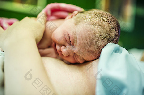 美丽的婴儿女孩分钟出生说谎妈妈。皮肤皮肤联系