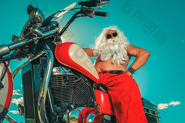 骑摩托车的圣诞老人