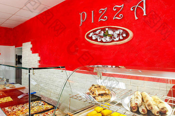 意大利风格的比萨店，陈列着油炸食品。