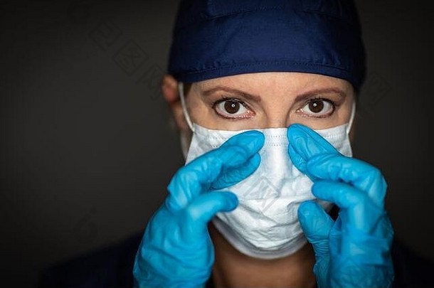 女医生护士穿外科手术手套把<strong>医疗</strong>脸面具