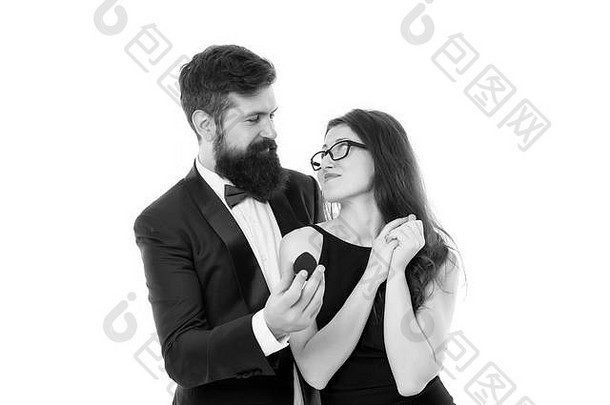 独特的求婚<strong>点子</strong>。这对夫妇庆祝结婚纪念日。希望她喜欢这个戒指。婚姻观念的提出。男人拿着红盒子浪漫求婚。你愿意嫁给我吗。就要答应了。