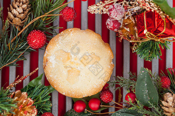 新鲜出炉的肉馅饼放在冷却架上，红色背景装饰着圣诞节
