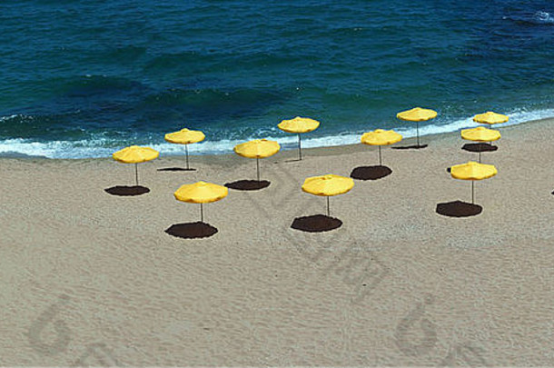 黄色沙滩雨伞-夏季
