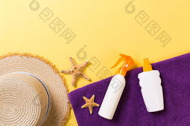 海滩平躺配件复制空间紫罗兰色的毛巾贝壳关节遮阳帽瓶防晒霜黄色的背景夏天假期概念