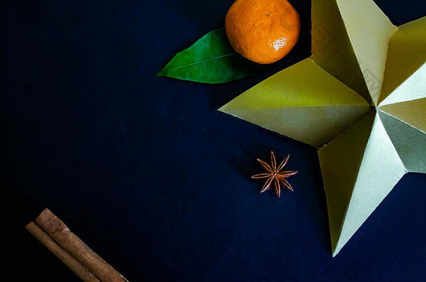 深色质感的圣诞背景，带有橘子、柑橘叶、八角、人造星星和肉桂棒。<strong>条幅</strong>、版权空间的背景