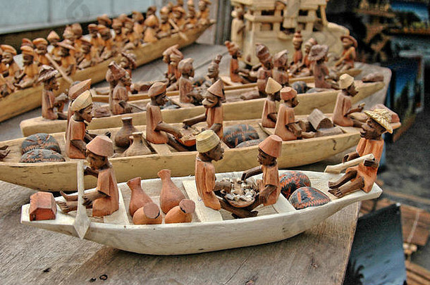 加纳，西非，<strong>非洲</strong>木材艺术。加纳一家艺术商店出售手工制作的木制人像、<strong>非洲</strong>渔民和船只