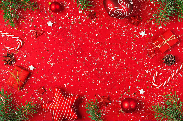 圣诞节快乐一年作文框架使冷杉分支机构松视锥细胞假期装饰红色的背景覆盖雪平躺