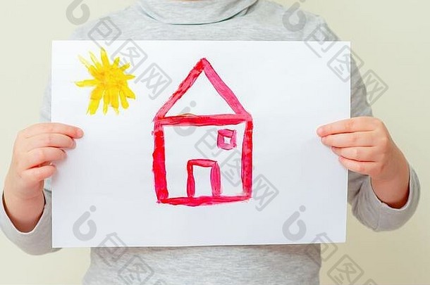 特写镜头孩子持有图片红色的房子太阳小学学校绘画概念