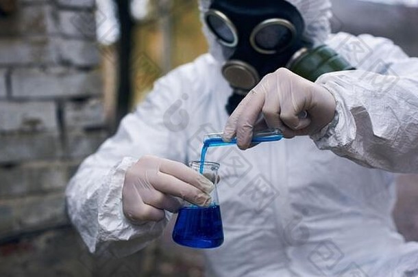 特写镜头快照生态学家穿保护西装气体面具手套科学家使专业知识玻璃烧瓶当地的样品