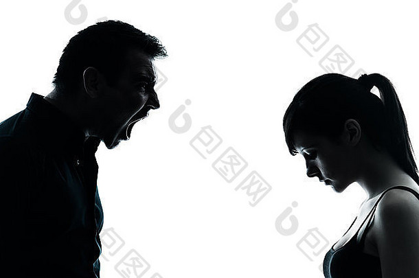 一名男子和十几岁的女孩在白色背景下的室内剪影中发生争执