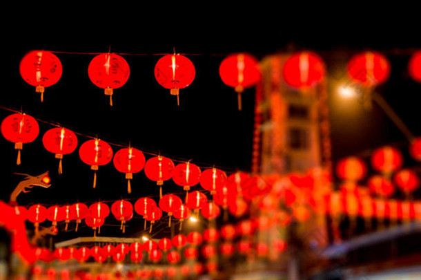中国新年装饰——闪烁的红色灯笼，背景（柔和模糊）