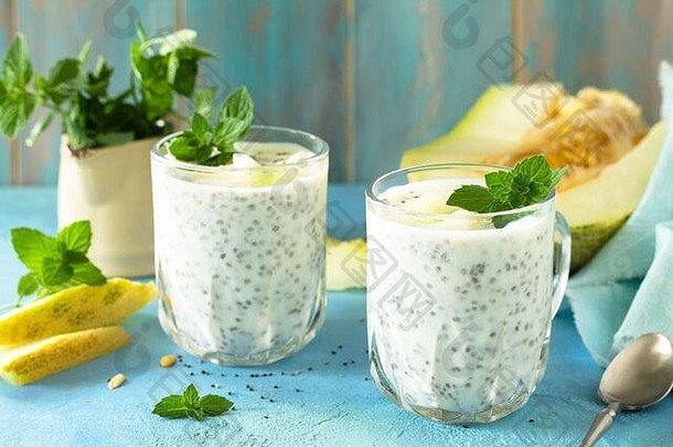 健康的布丁玻璃传讲瓜蓝色的石头表格健康的早餐维生素零食饮食健康的吃