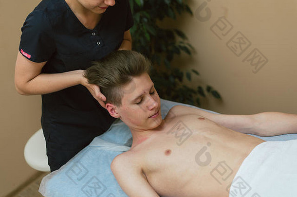 按摩师按摩脖子年轻的的家伙治疗疼痛脖子脊柱医疗按摩