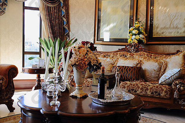 豪华现代客厅，配有漂亮的沙发