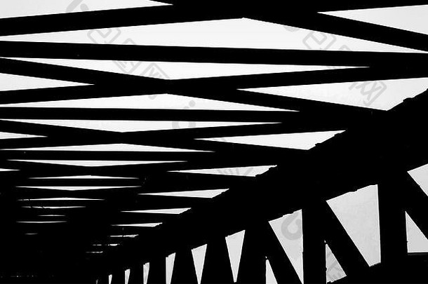 一座桥栏杆的抽象照片，带有有趣的形状和线条